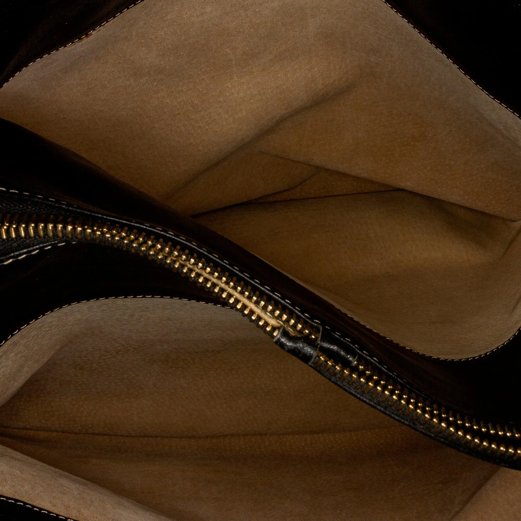 Fendi FF Leather Tote (SHG-37490)